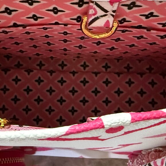 GORGEOUS Fashion Bag with Dual Straps! Can be worn Crossbody and comes w/LV BOX! - Picture 3 of 7